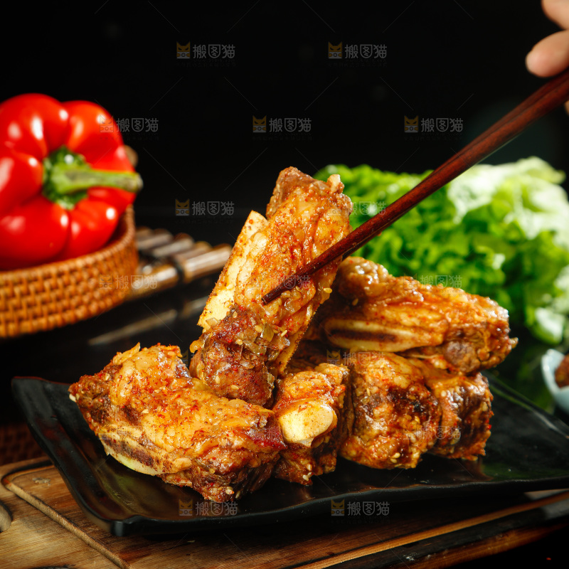 深底上的烤羊排
