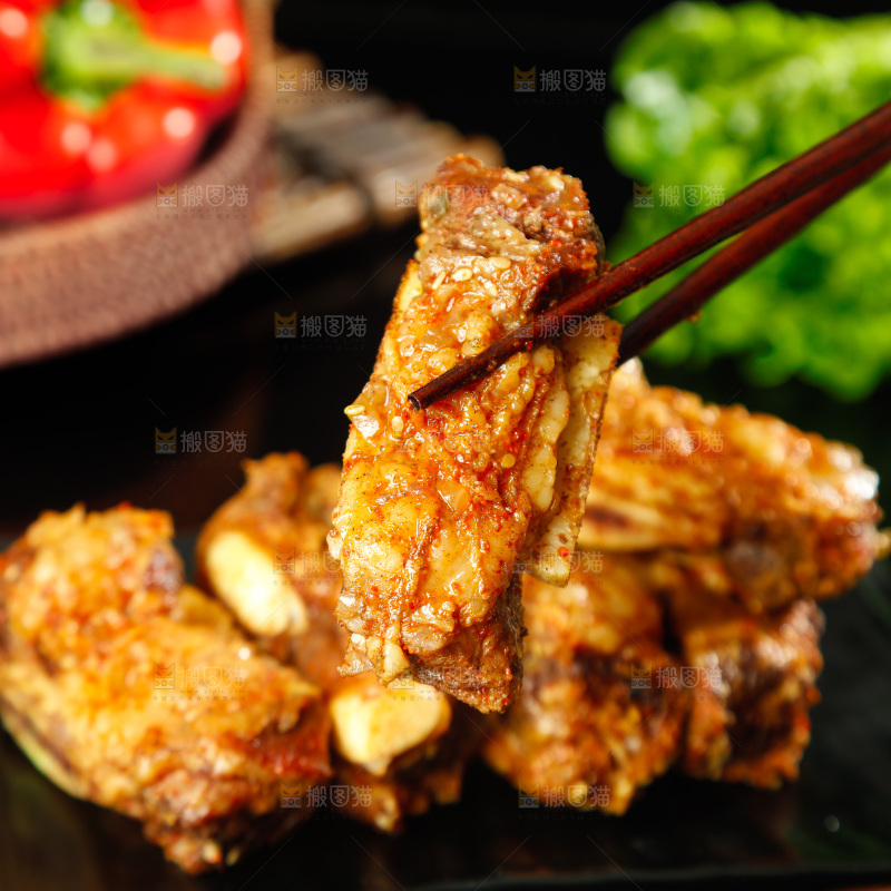 深底上的烤羊排