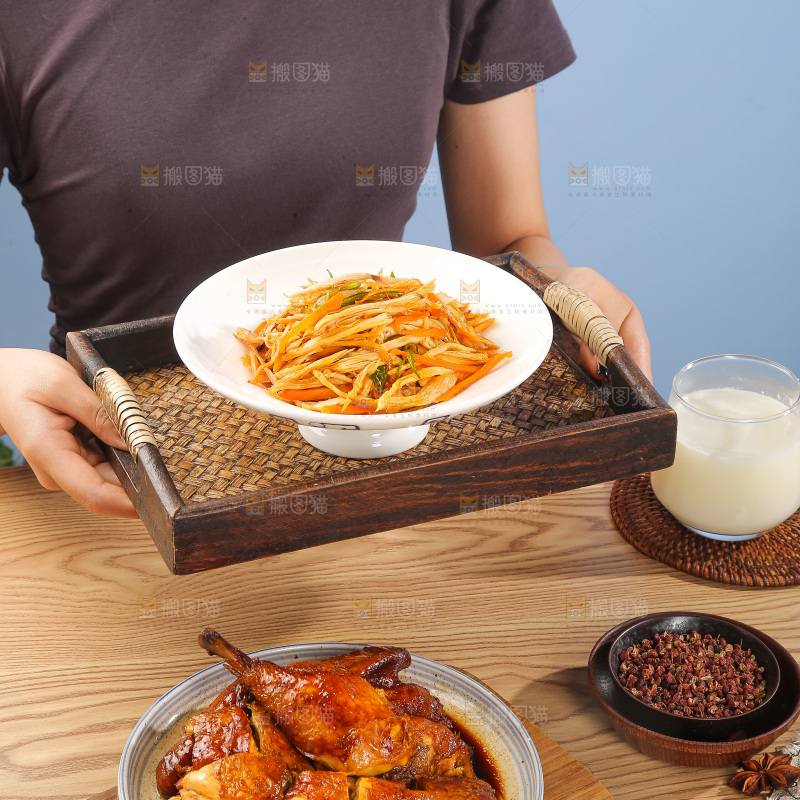 盘子里的手撕鸡丝