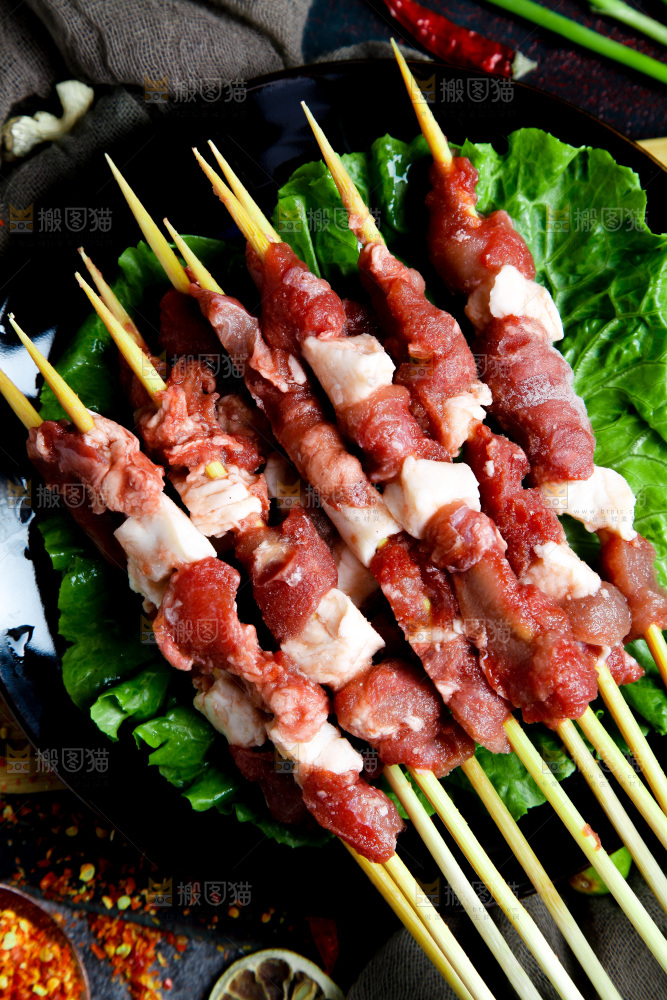 深底上的新鲜羊肉串