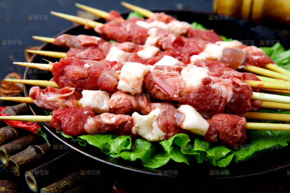 深底上的新鲜羊肉串