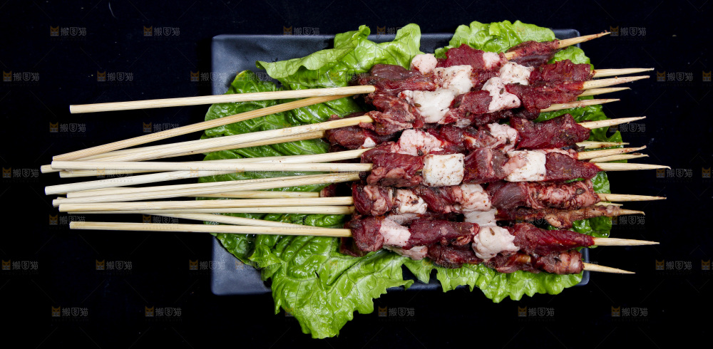 深底上的新鲜羊肉串