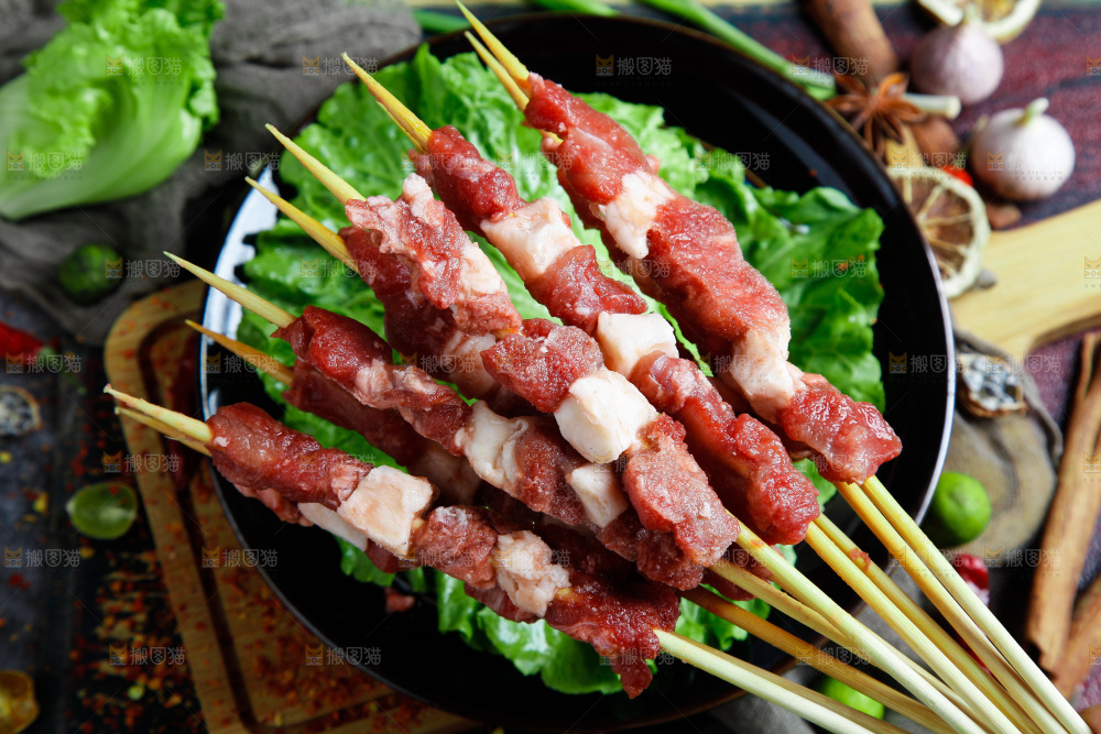 深底上的新鲜羊肉串