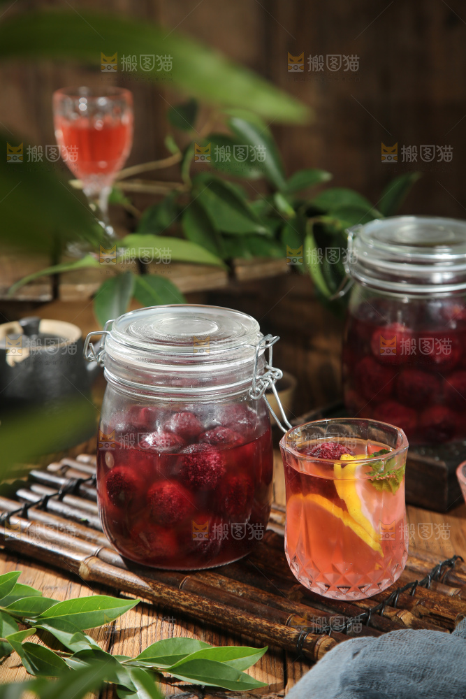 深底上的杨梅果饮