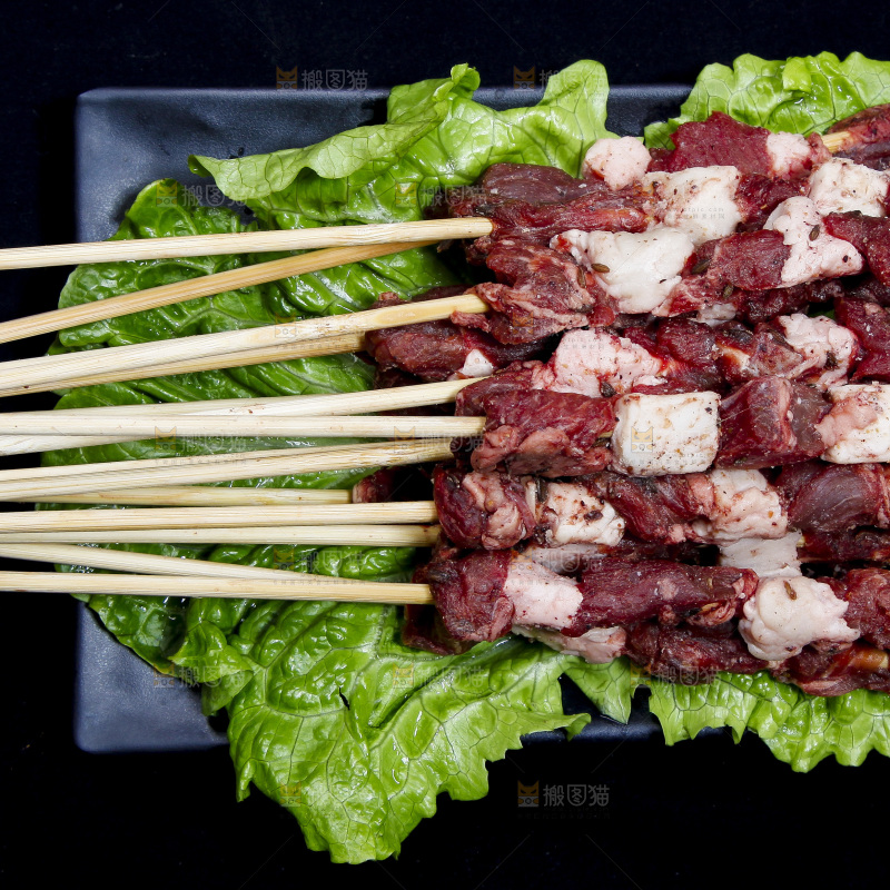 深底上的新鲜羊肉串