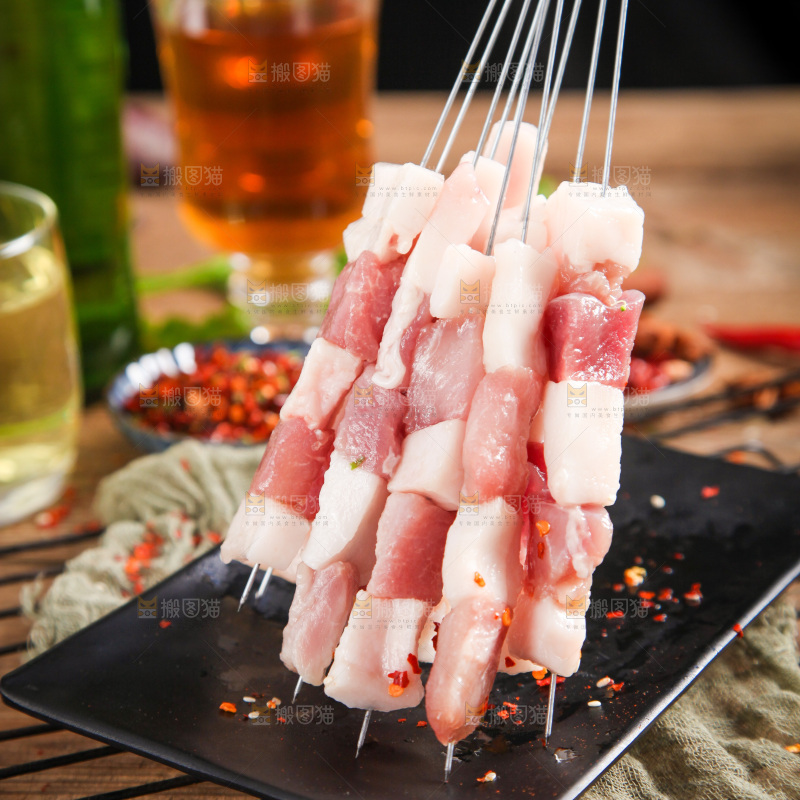 深底上的新鲜羊肉串