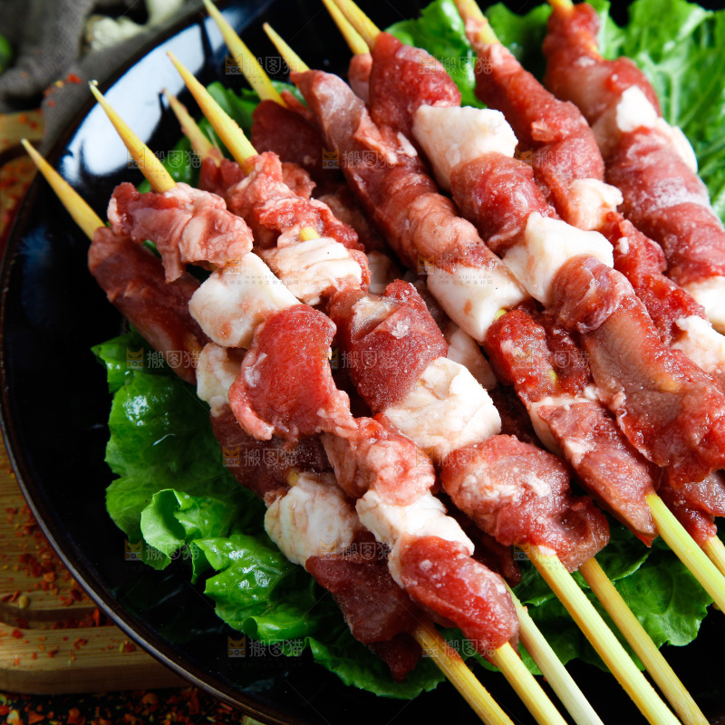 深底上的新鲜羊肉串
