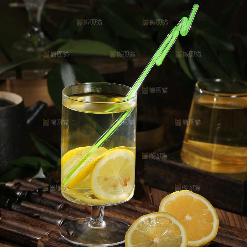 深底上的柠檬水