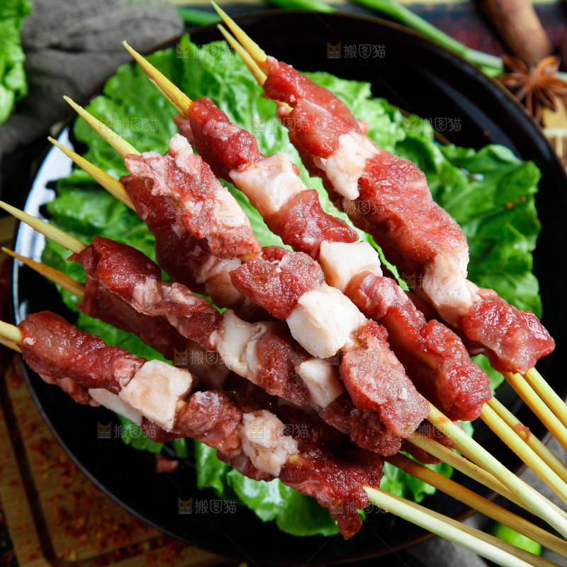 深底上的新鲜羊肉串
