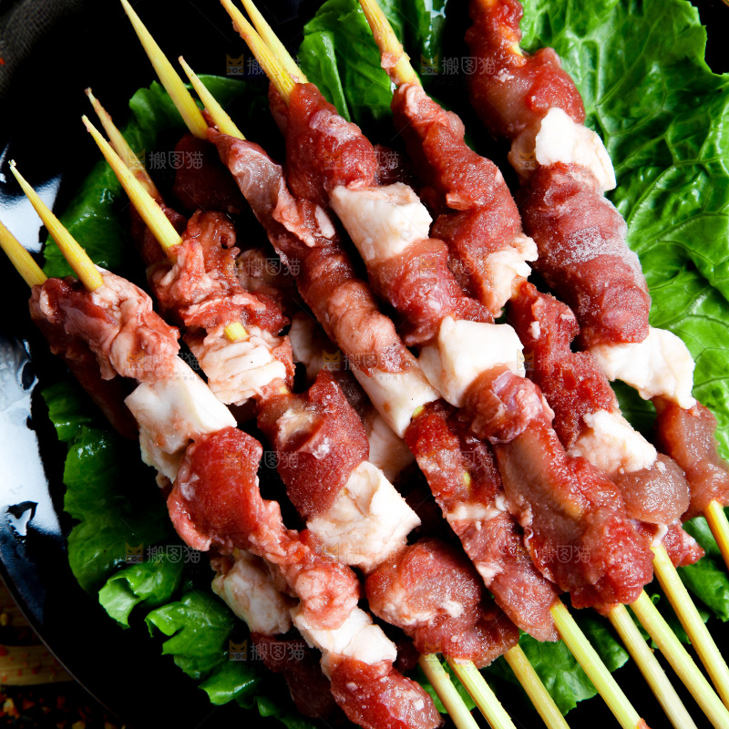 深底上的新鲜羊肉串