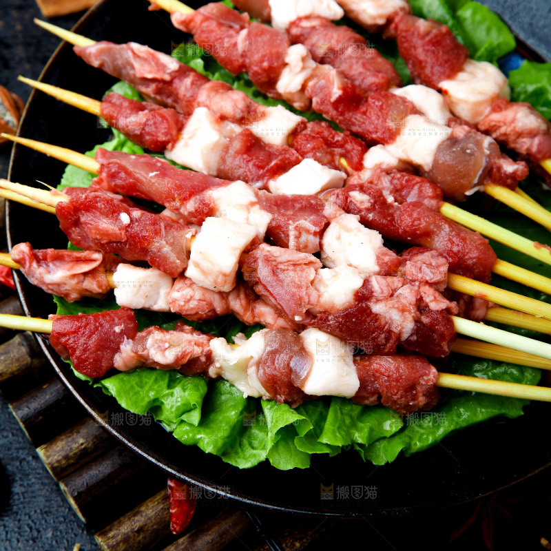 深底上的新鲜羊肉串