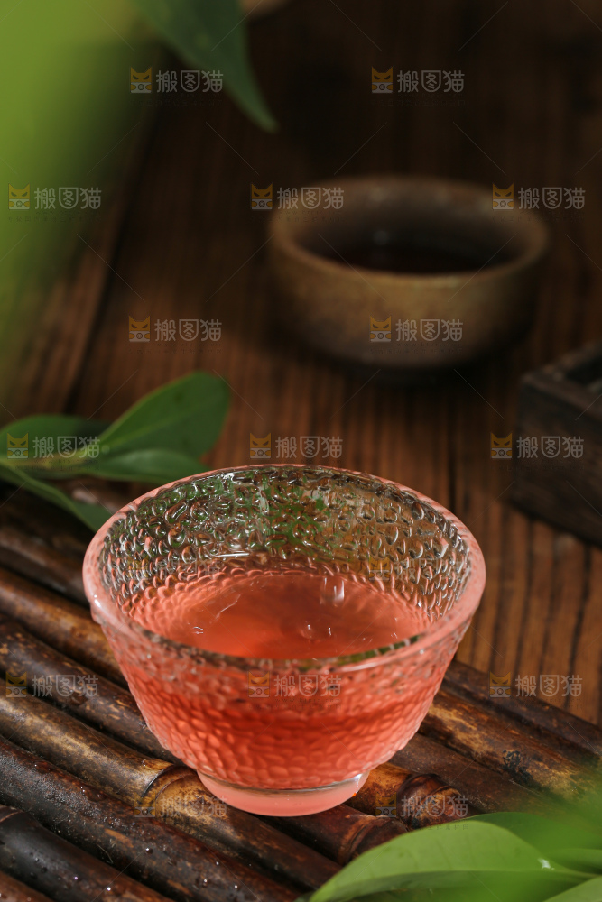 深底上的杨梅果饮