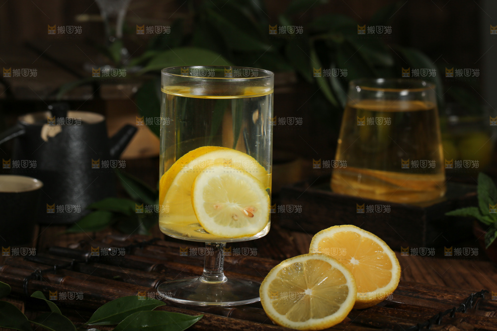 深底上的柠檬水