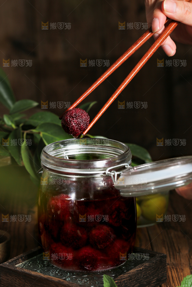 深底上的杨梅果饮