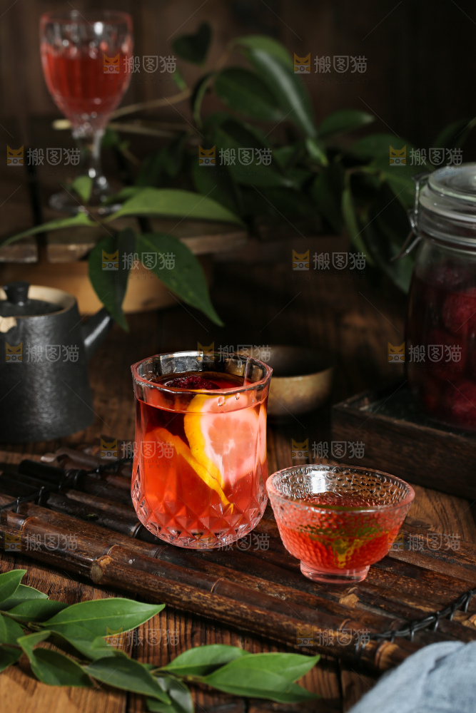 深底上的杨梅果饮
