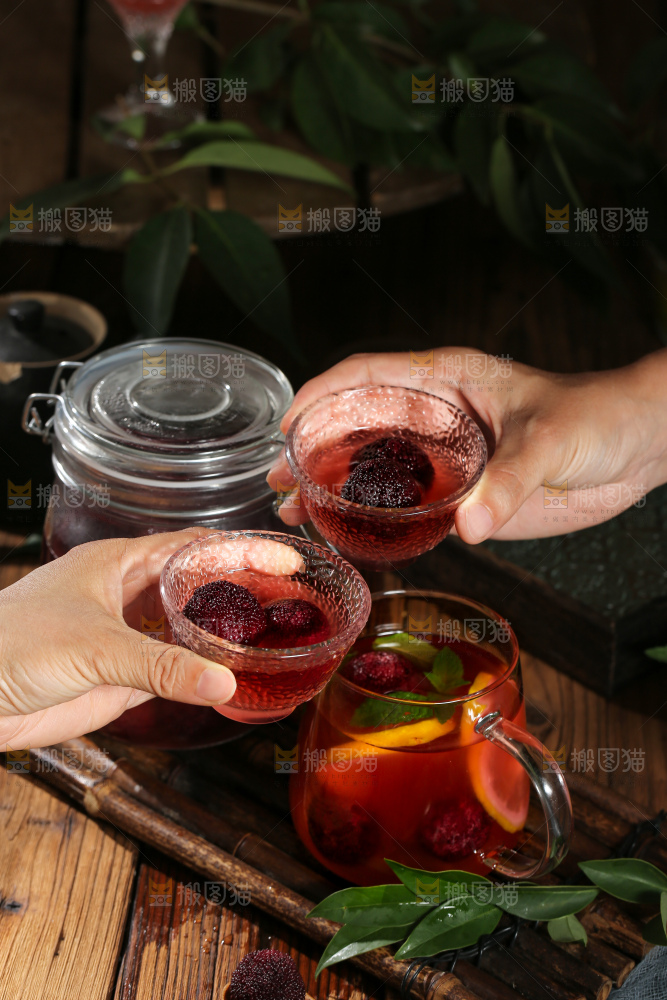 深底上的杨梅果饮