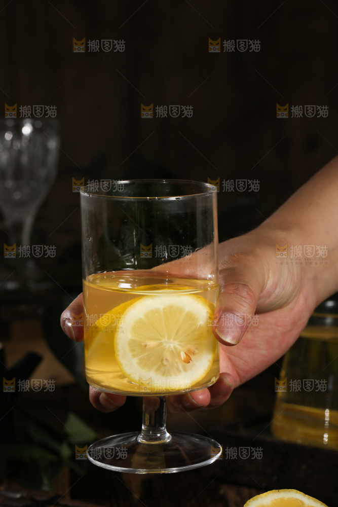 深底上的柠檬水