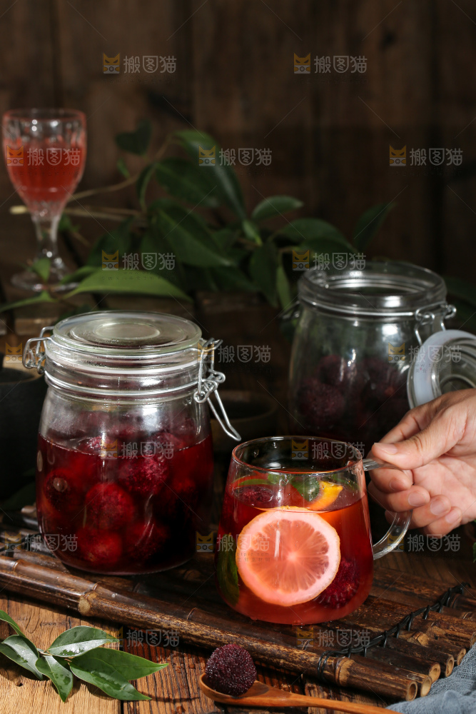 深底上的杨梅果饮