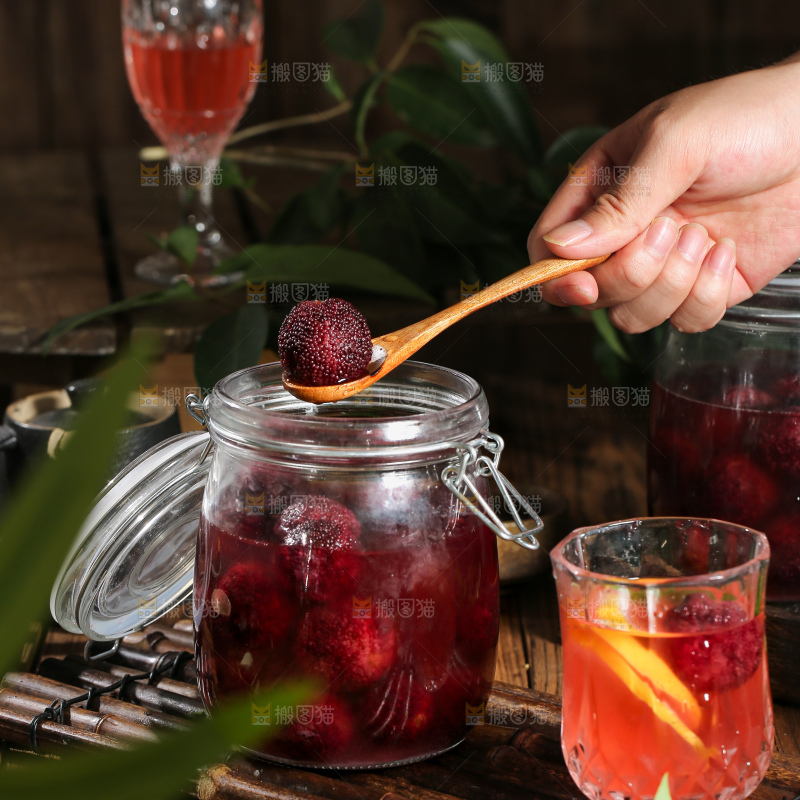 深底上的杨梅果饮