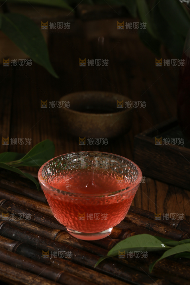 深底上的杨梅果饮