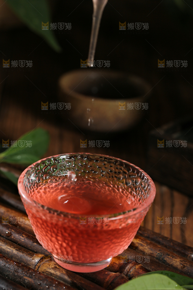 深底上的杨梅果饮