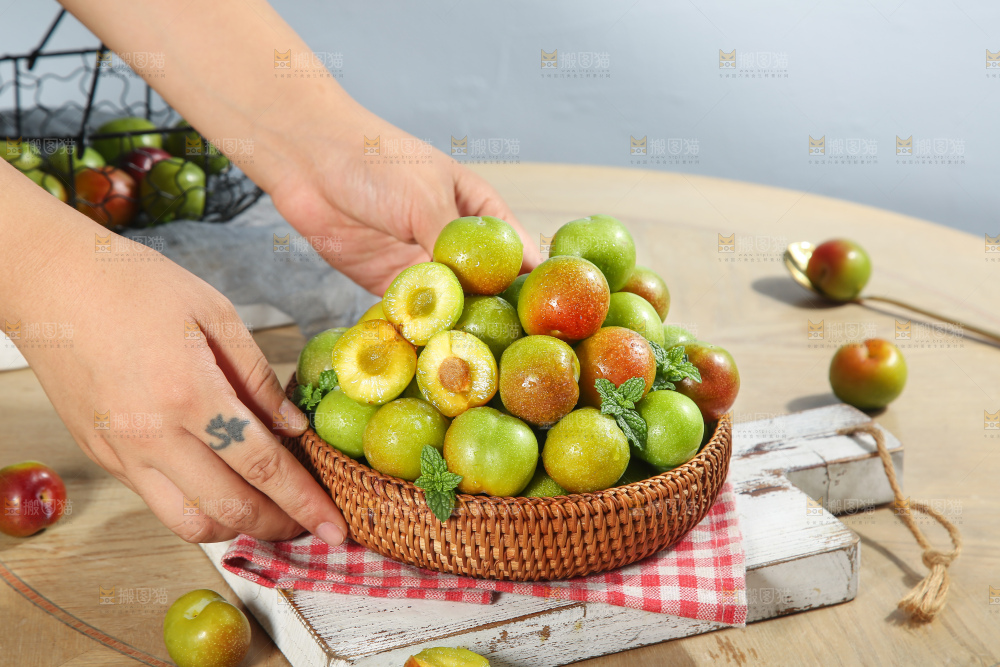 浅底上的半边红李子