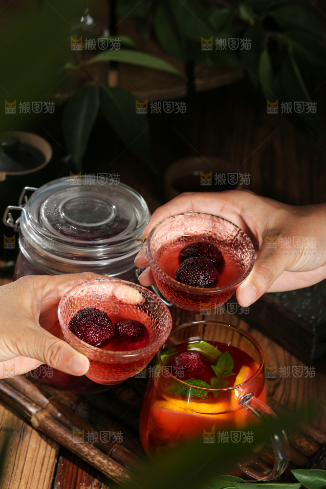 深底上的杨梅果饮