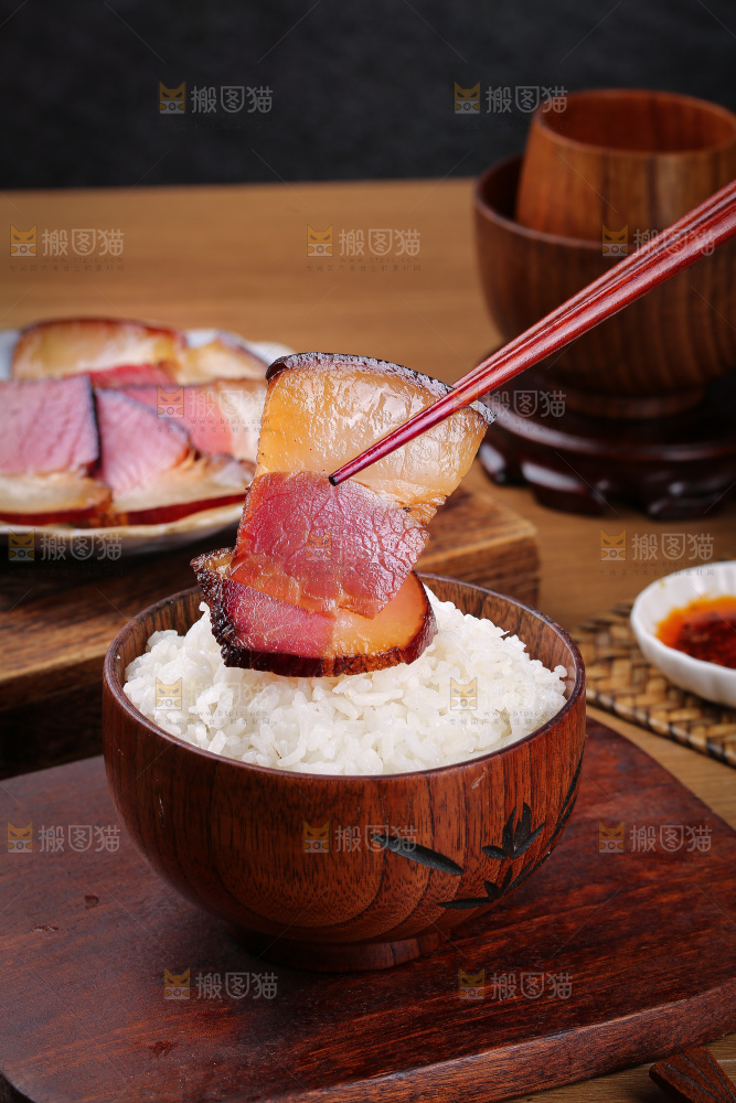 木底上的后腿腊肉