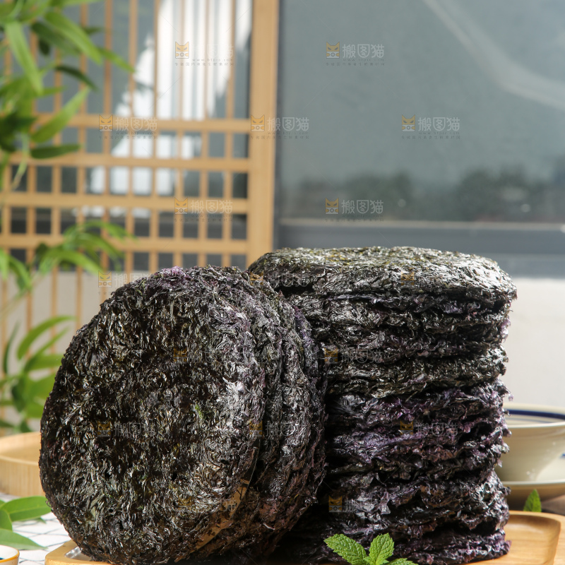 手里拿着大块紫菜