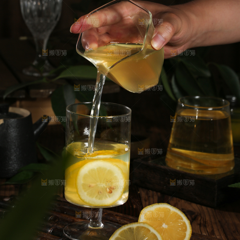 深底上的柠檬水