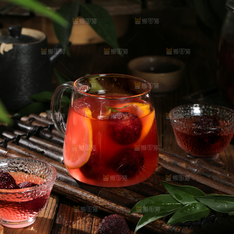 深底上的杨梅果饮