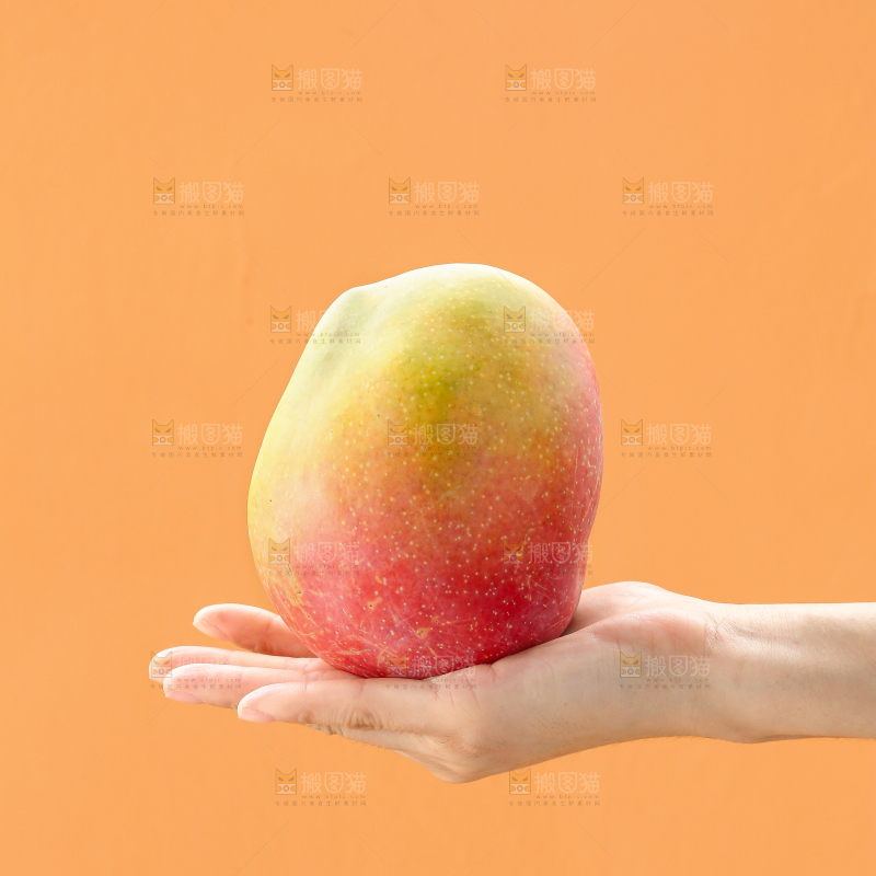 手里拿着彩虹芒