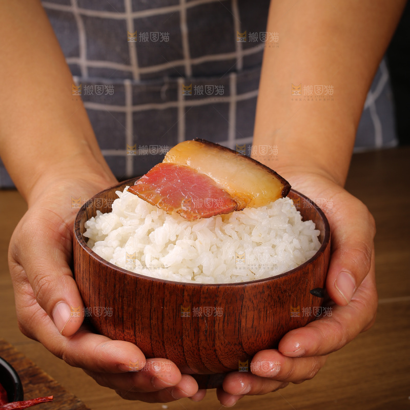 木底上的后腿腊肉