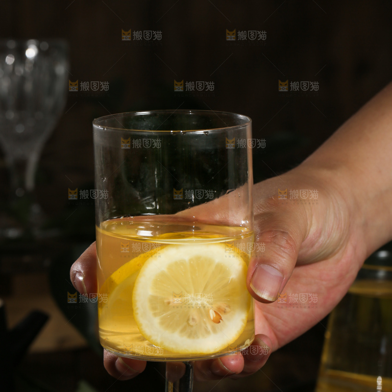 深底上的柠檬水