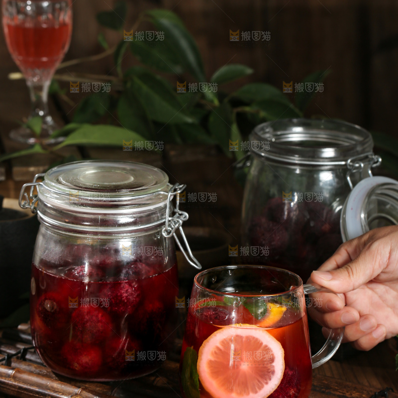 深底上的杨梅果饮