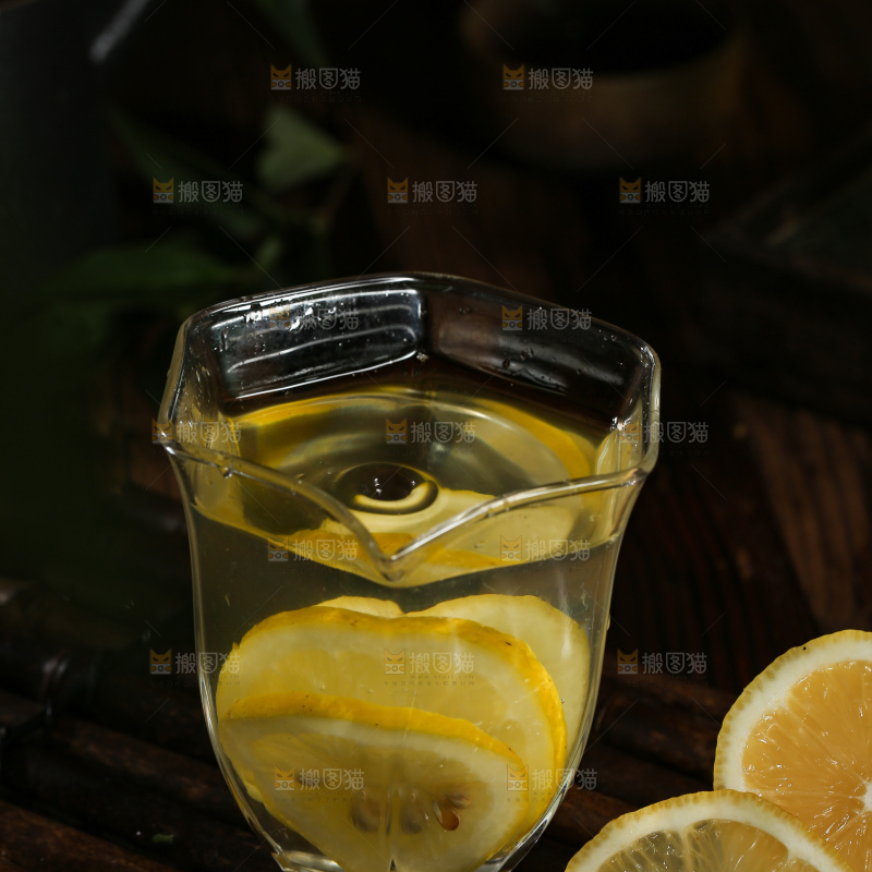 深底上的柠檬水