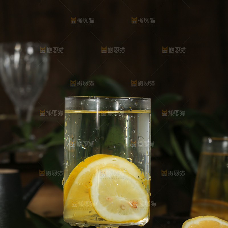 深底上的柠檬水