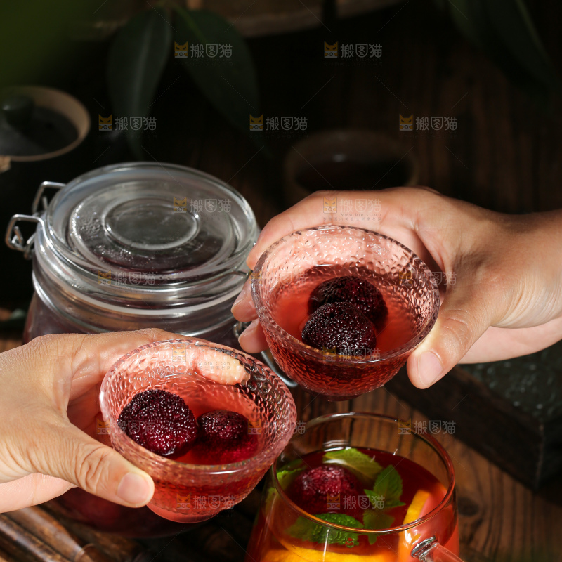 深底上的杨梅果饮