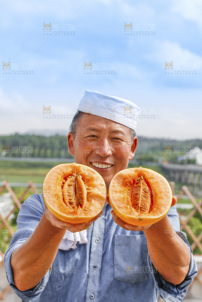 手里拿着民勤蜜瓜