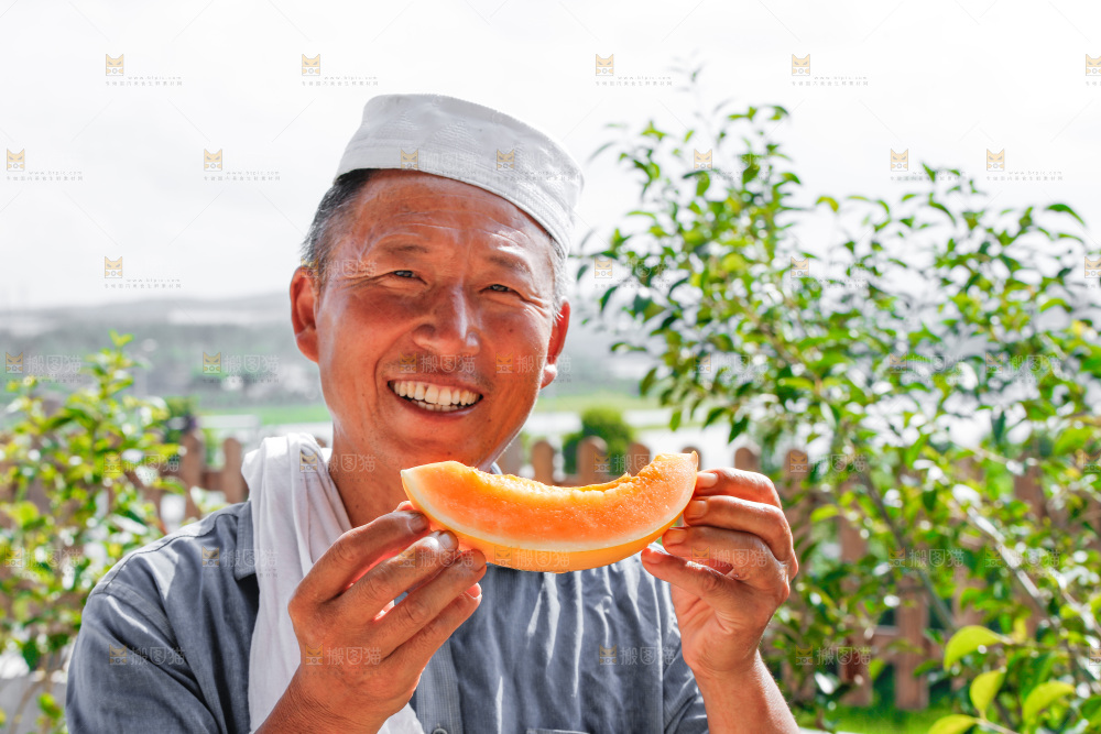 手里拿着民勤蜜瓜