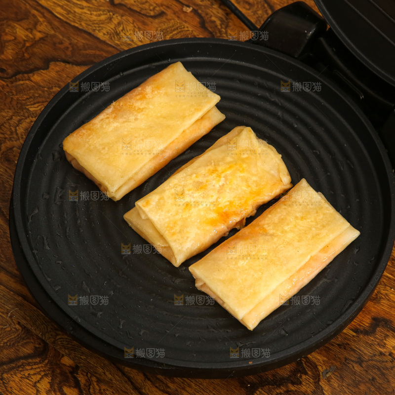 木底上的香辣土豆三丝盒