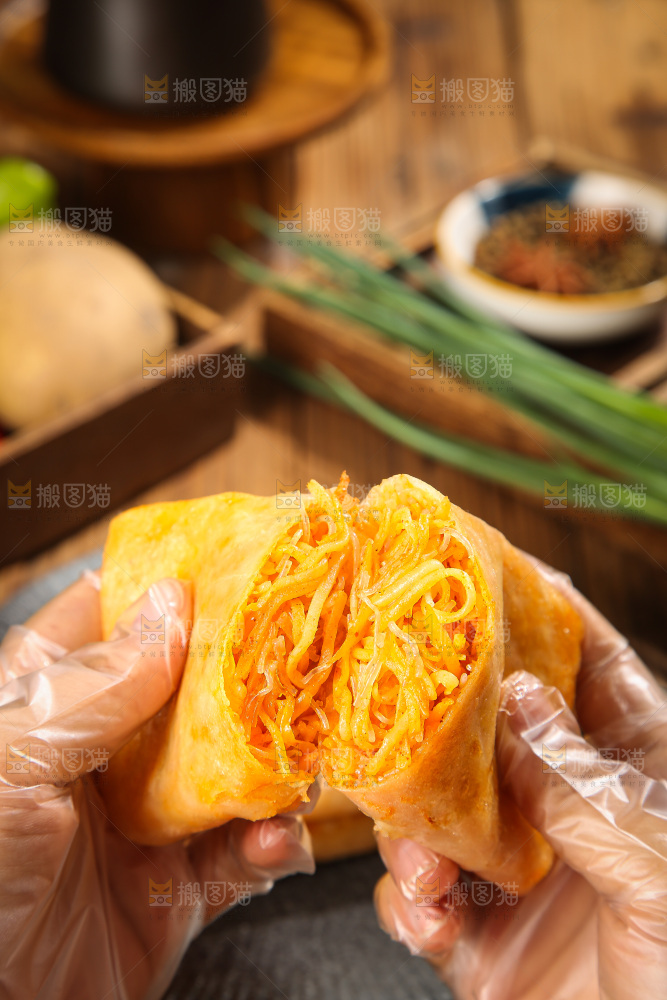 木底上的香辣土豆三丝盒