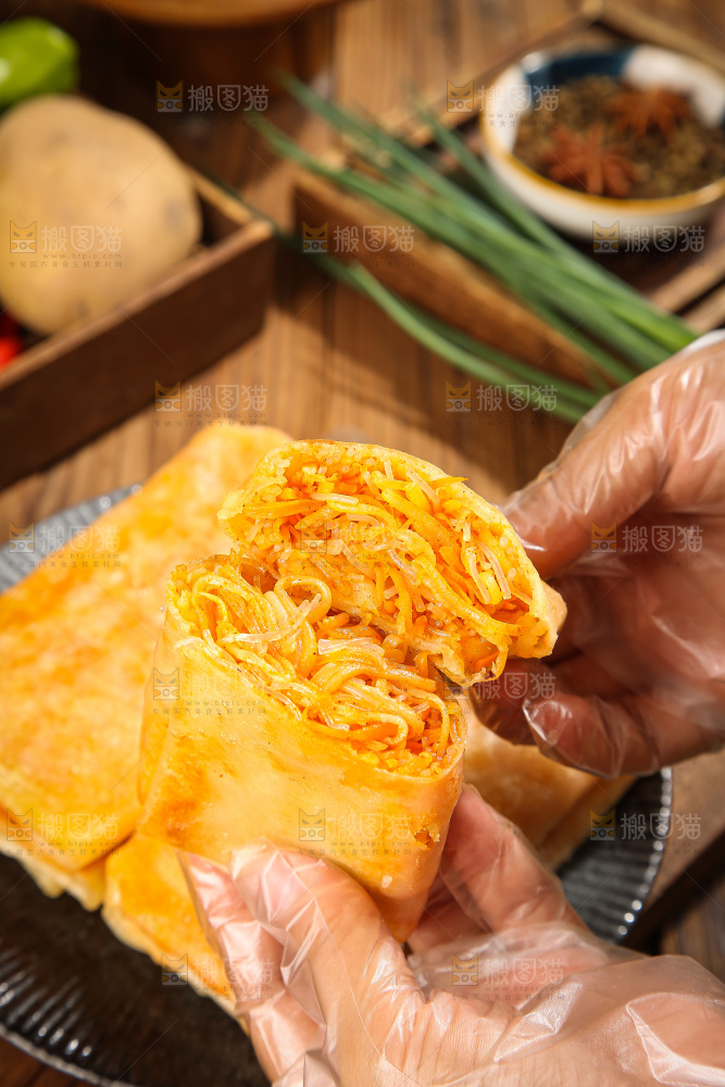 木底上的香辣土豆三丝盒