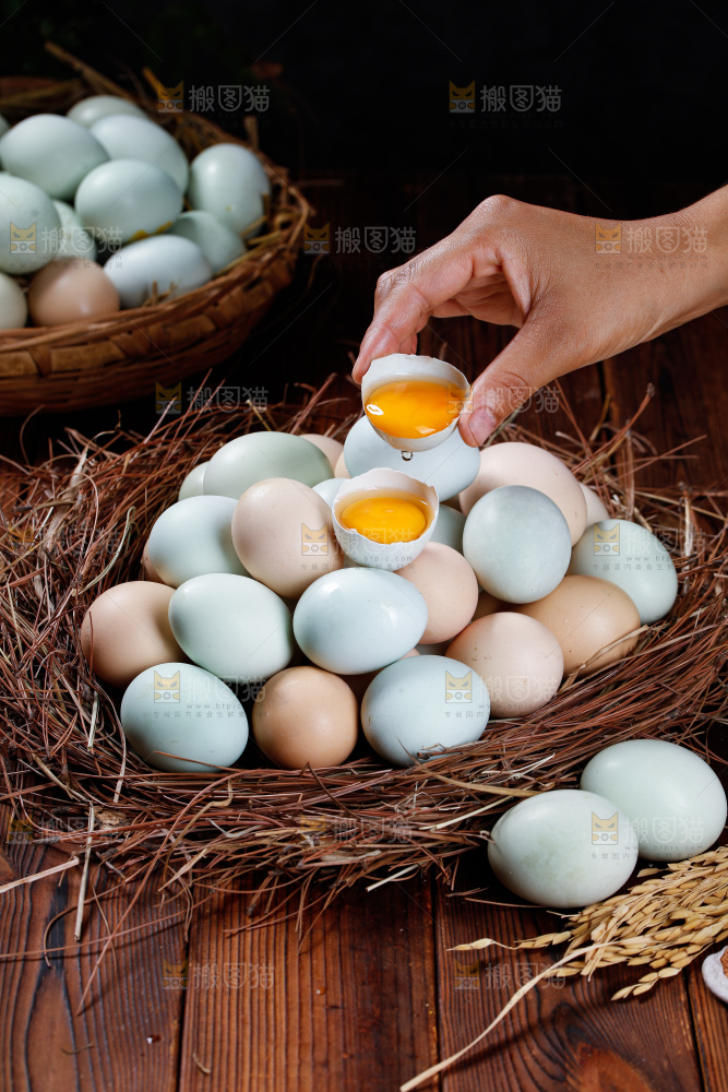 木底上的绿壳鸡蛋