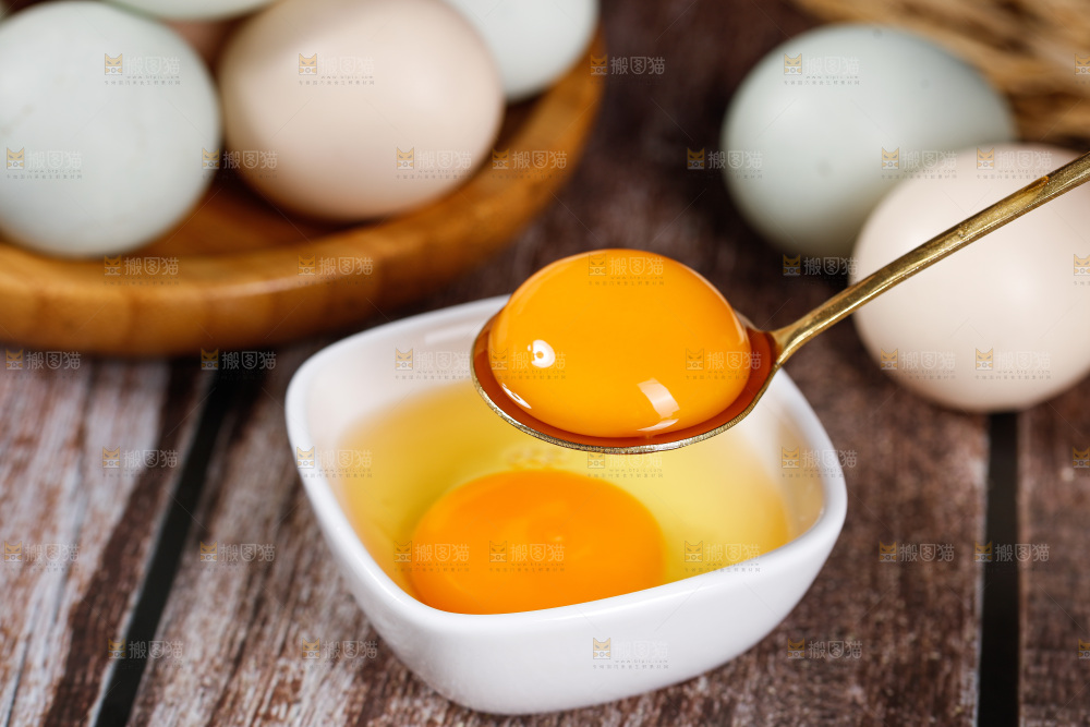 深底上的绿壳鸡蛋