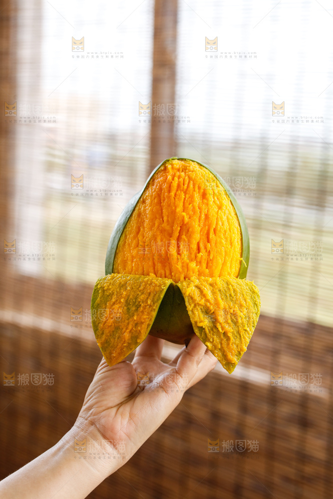 手里拿着凯特芒