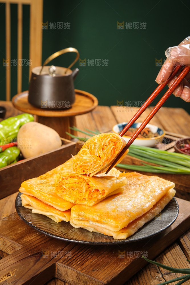 木底上的香辣土豆三丝盒