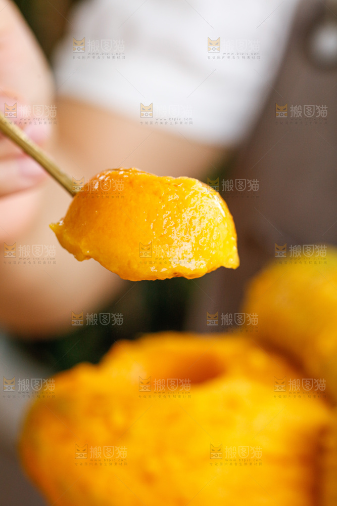 手里拿着凯特芒