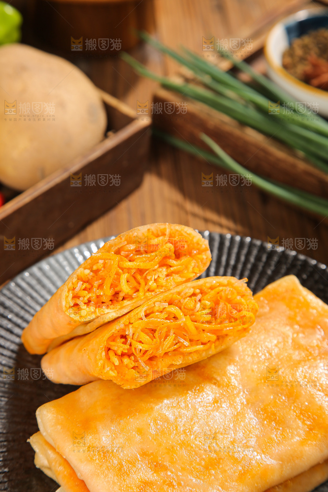木底上的香辣土豆三丝盒