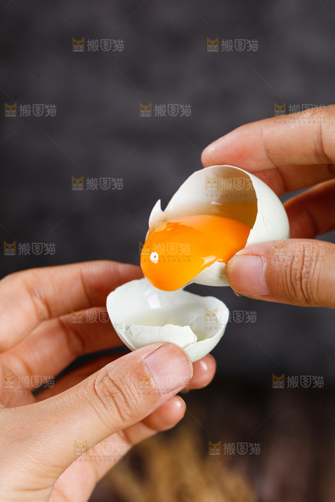 深底上的绿壳鸡蛋